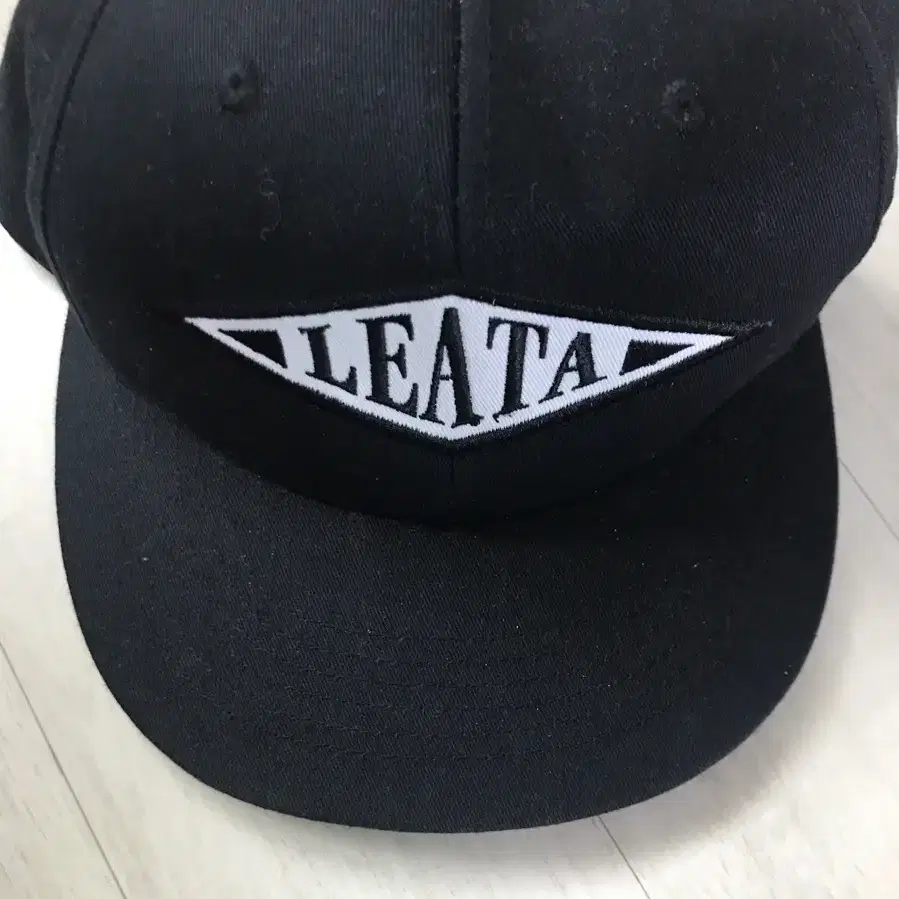 정품 LEATA 스냅백