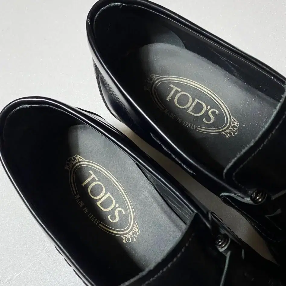 [정품]TOD'S 토즈 더블핀 포인트 소가죽 페니로퍼(250)