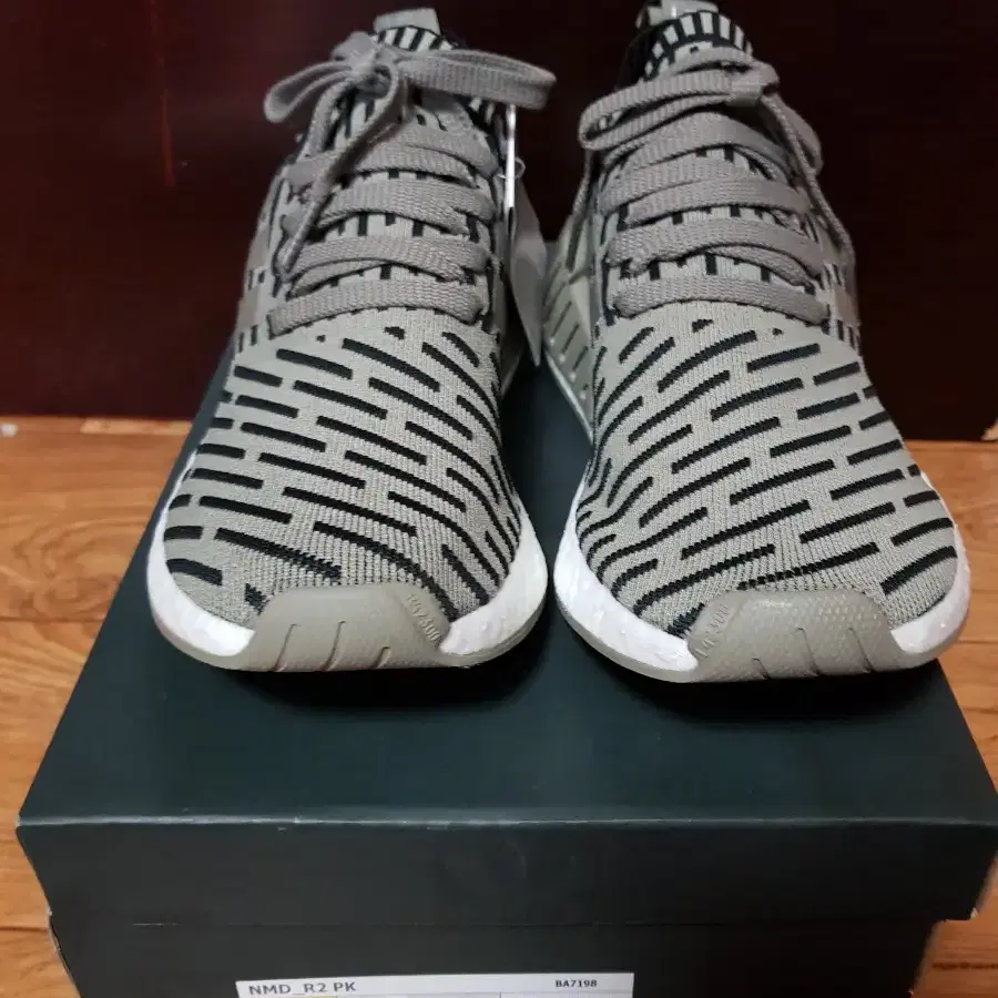 아디다스 NMD R2 PK   BA7198  265mm팝니다