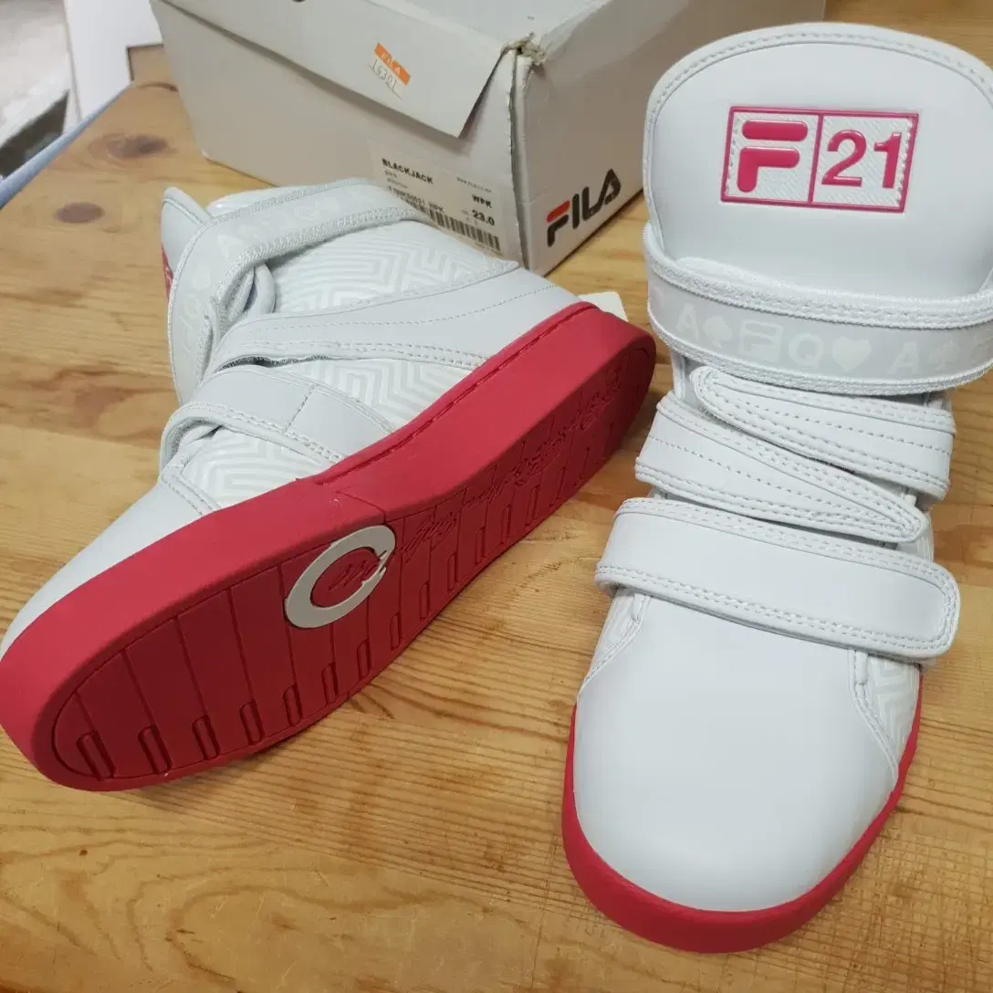 2ne1 FILA  콜라보 블랙잭 하이탑 스니커즈 23cm