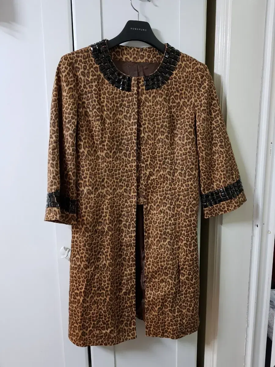 Take this leopard-print jacket with beads to a fashionable person. Women's coat