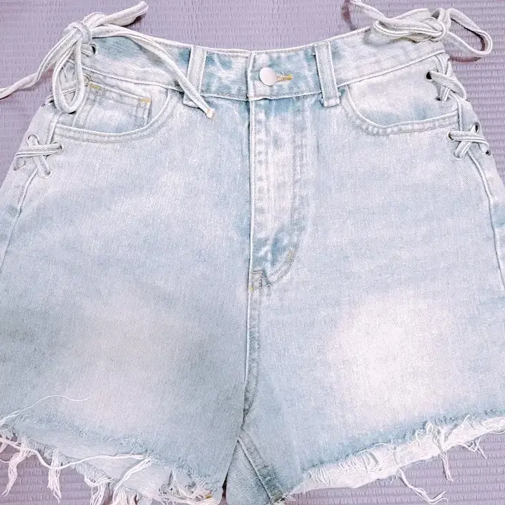 Side ribbon jean shorts