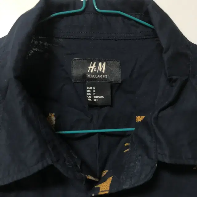 h&m 흐앤므 레귤러핏 표범 프린팅 반팔 셔츠 네이비