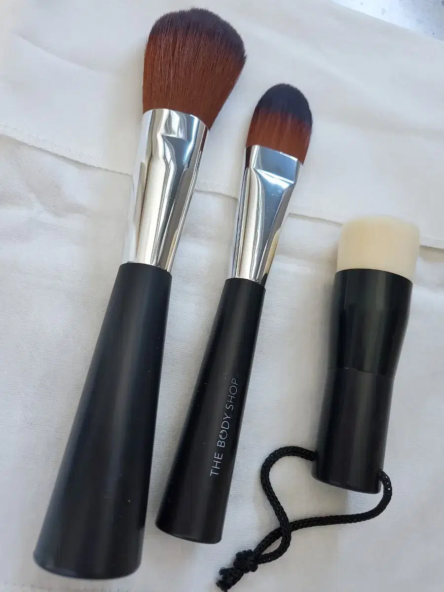 The Body Shop Foundation Brush + Face & Body Brush + Pore Brush + Pouch.