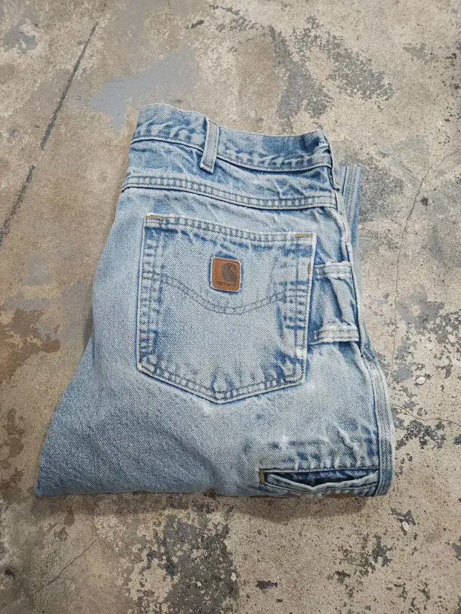 Calhart 90s Single-Pocket Faded Denim Pants