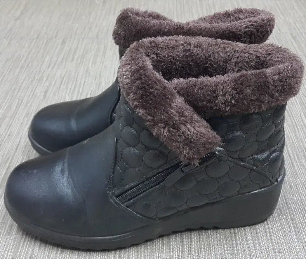 Black fur-lined ankle boots 235