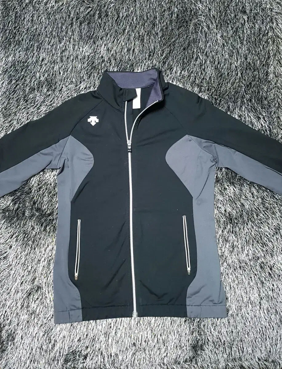 [85] Descente zip-up jersey