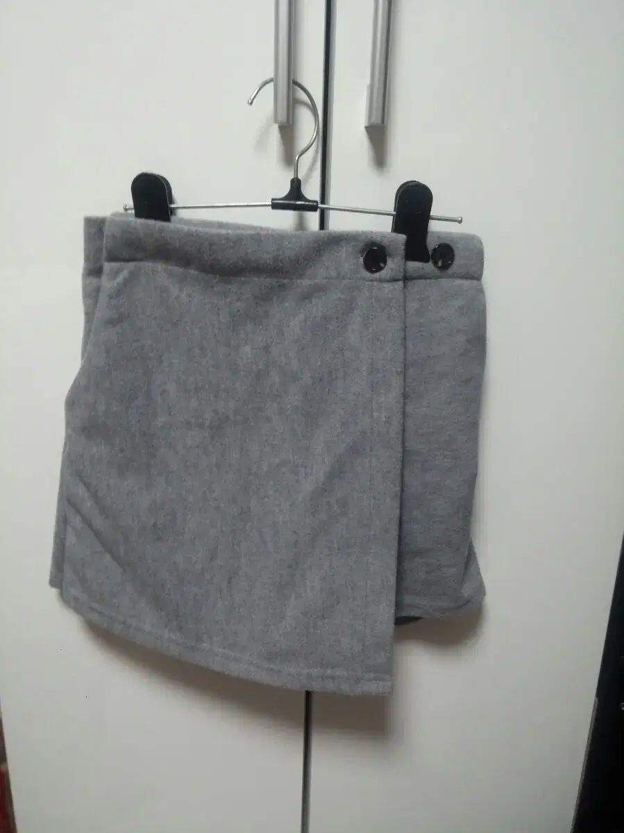 [FREE] Woolen skirt pants