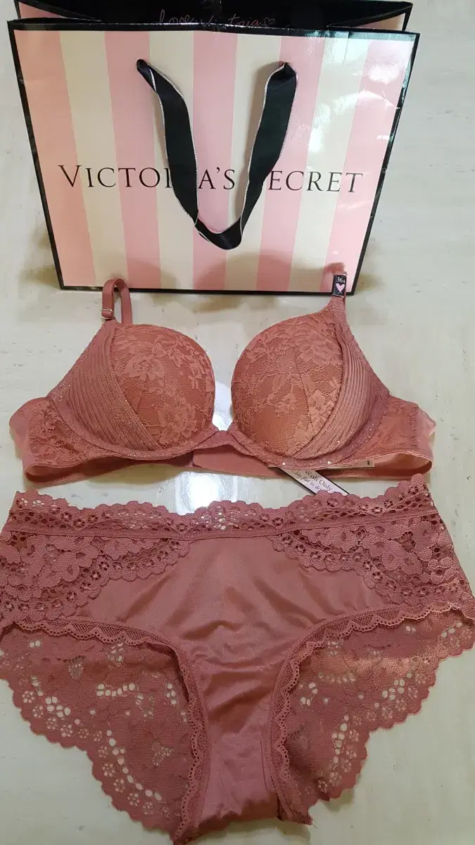 (Genuine) VICTORIA'S SECRET (New) Bra and Panty Set