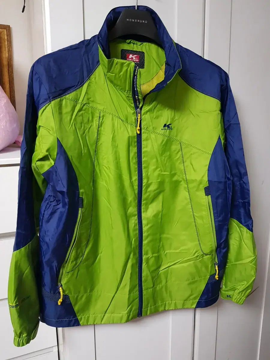 Size 95 Windbreaker in good conditionGood colorGood qualityMountain climbing outfit Outdoor unisex