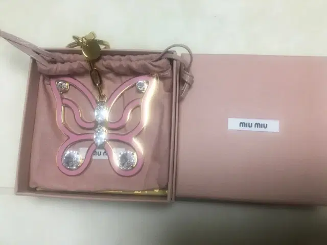 미우미우 miumiu 나비 크리스탈 키링