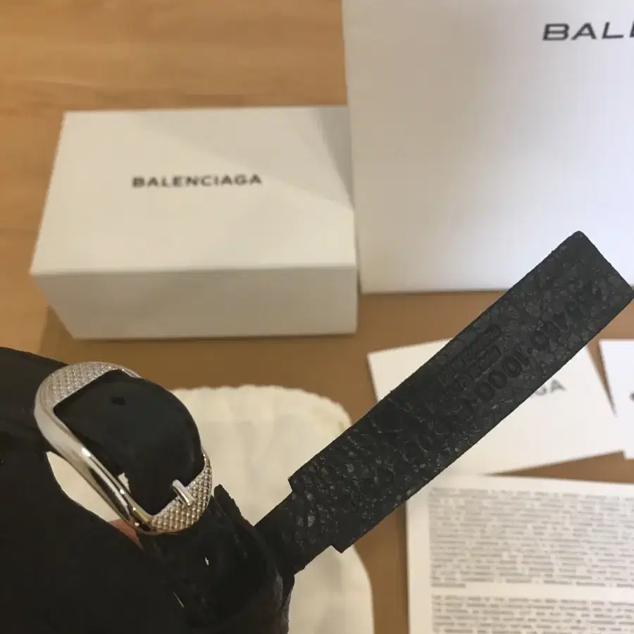 판매] Bracelet en cuir noir Balenciaga 팔찌