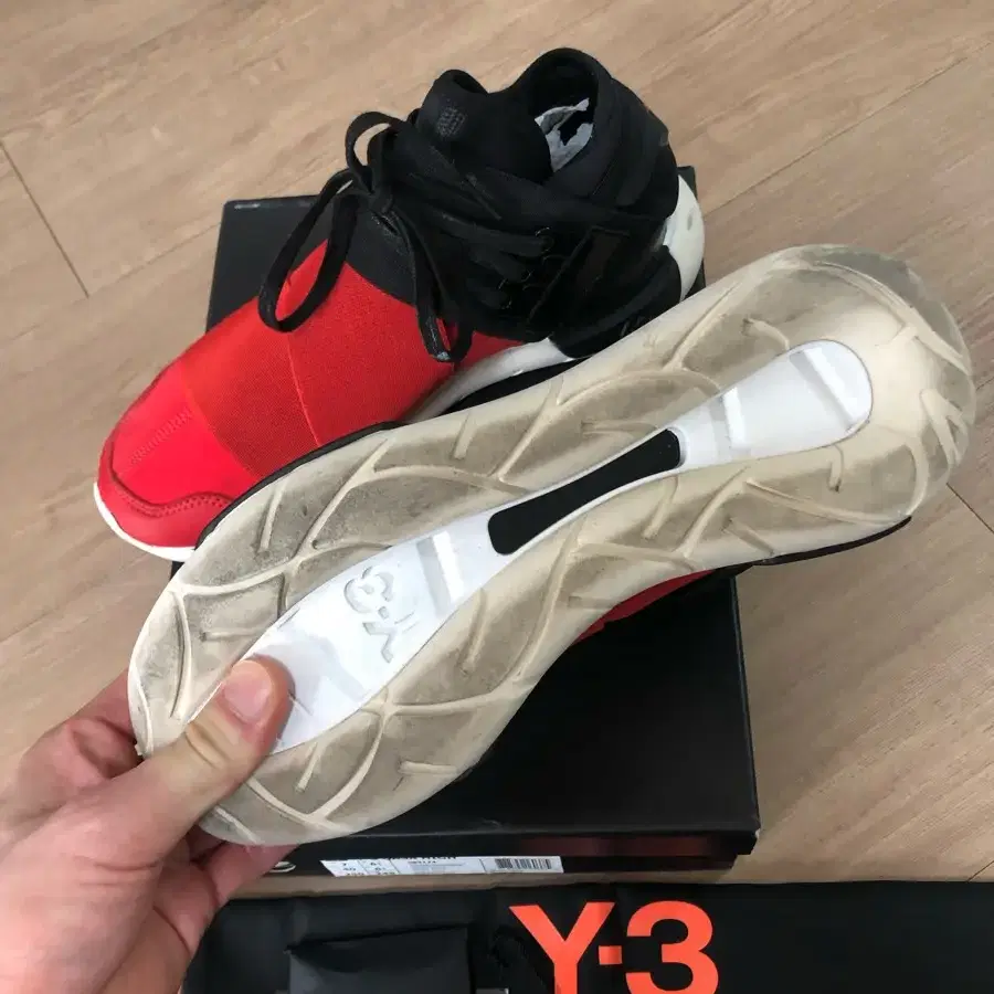 Y-3 콰사 레드 스니커즈 250