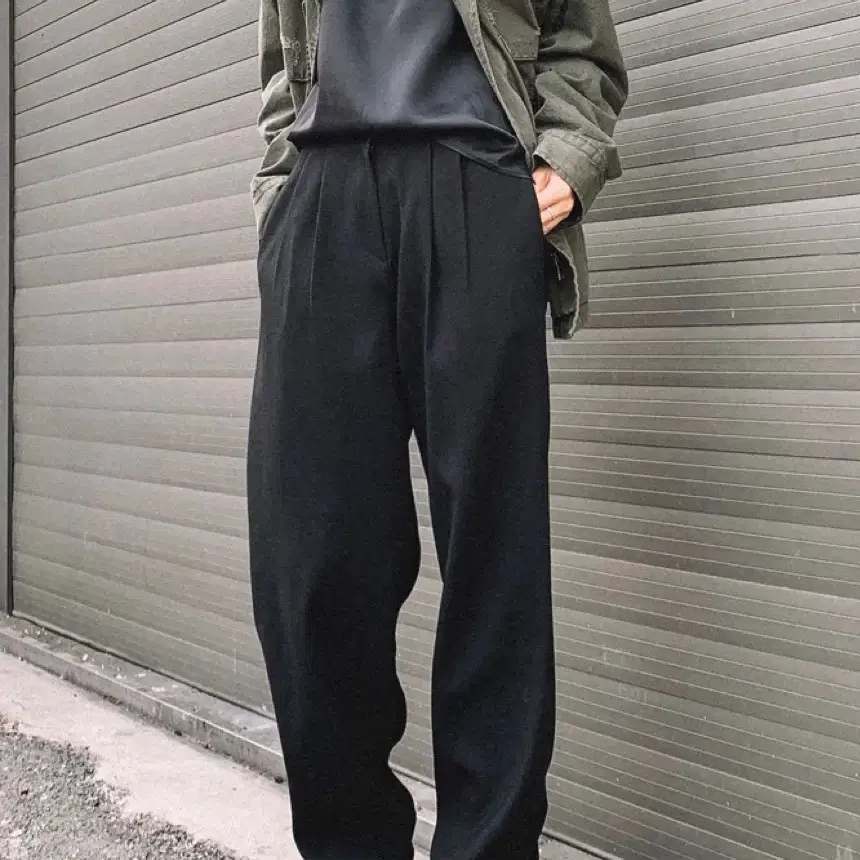 마땡킴 BLACK FLUID TROUSERS